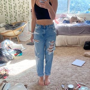 american eagle high waisted ripped mom/ boyfriend jeans